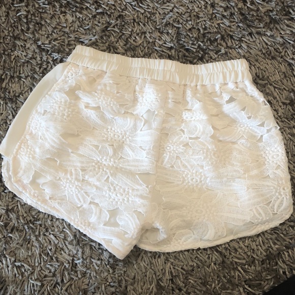High waisted flower laced white shorts - Picture 3 of 3
